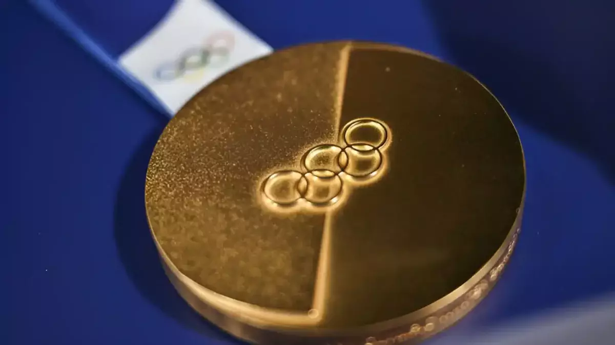 Чемпионка Олимпиады-2026 показала сломанную золотую медаль