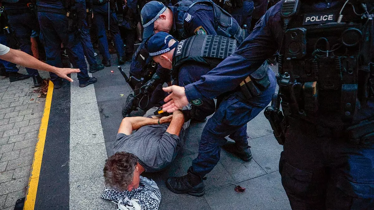 В Австралии во время визита президента вспыхнуло насилие, когда протестующие против Израиля устроили акции спустя недели после резни на пляже Бонди.