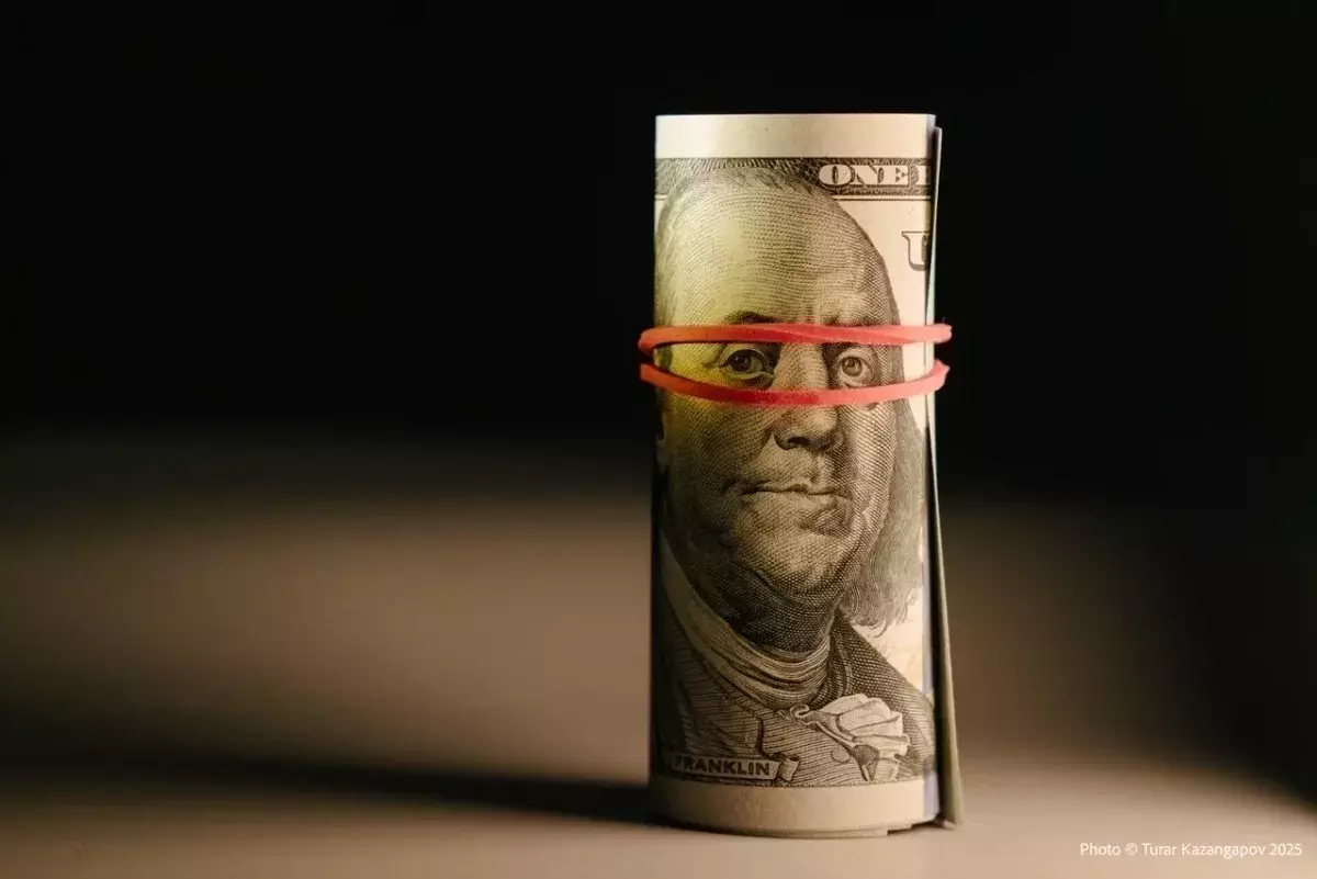 Стоит ли покупать валюту: аналитик о падении доллара в Казахстане