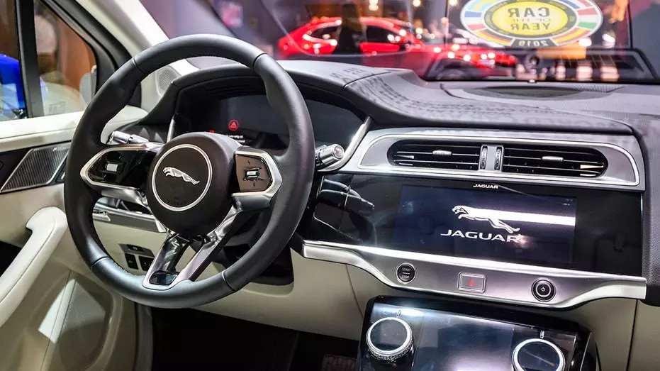 Jaguar Land Rover отзывает 2300 электромобилей в США из-за риска возгорания.