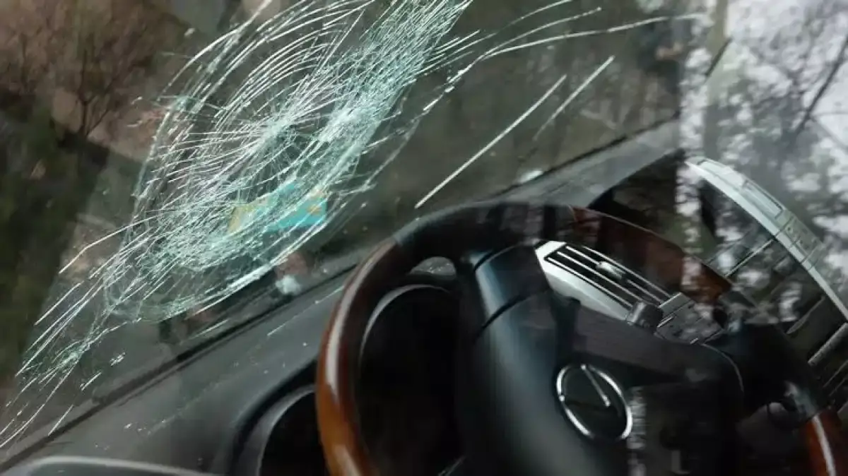 Мас ер адам әйелді «өлтірем» деп қорқытып, көлігін талқандады