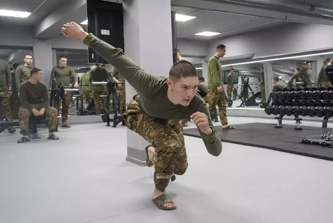 Призер ЧМ по конькобежному спорту служит в Алматы