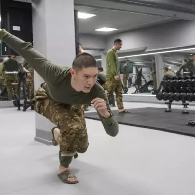 Призёр чемпионата мира по конькобежному спорту проходит срочную службу в Алматинском гарнизоне