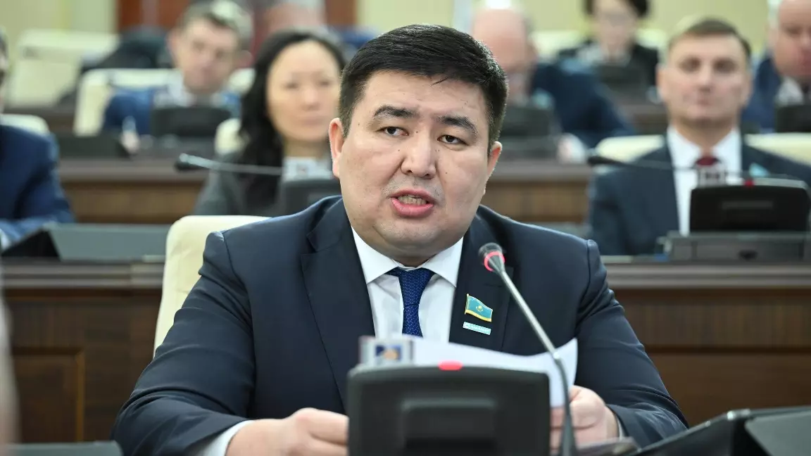 Елнұр Бейсенбаевтың депутаттық өкілеттігі тоқтатылды
