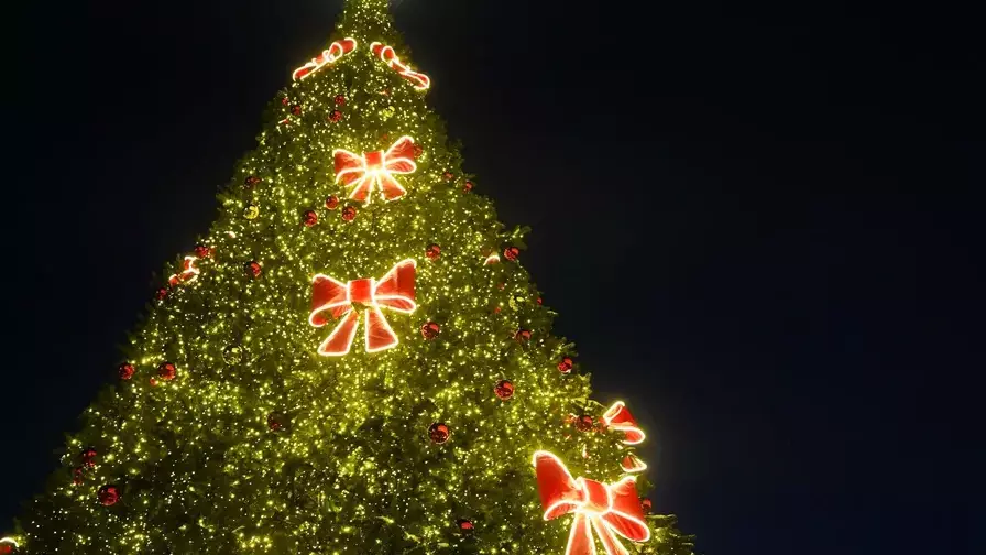 Қаладағы жаңа жылдық шыршалар мен сәндік нысандар кезең-кезеңімен алынып жатыр