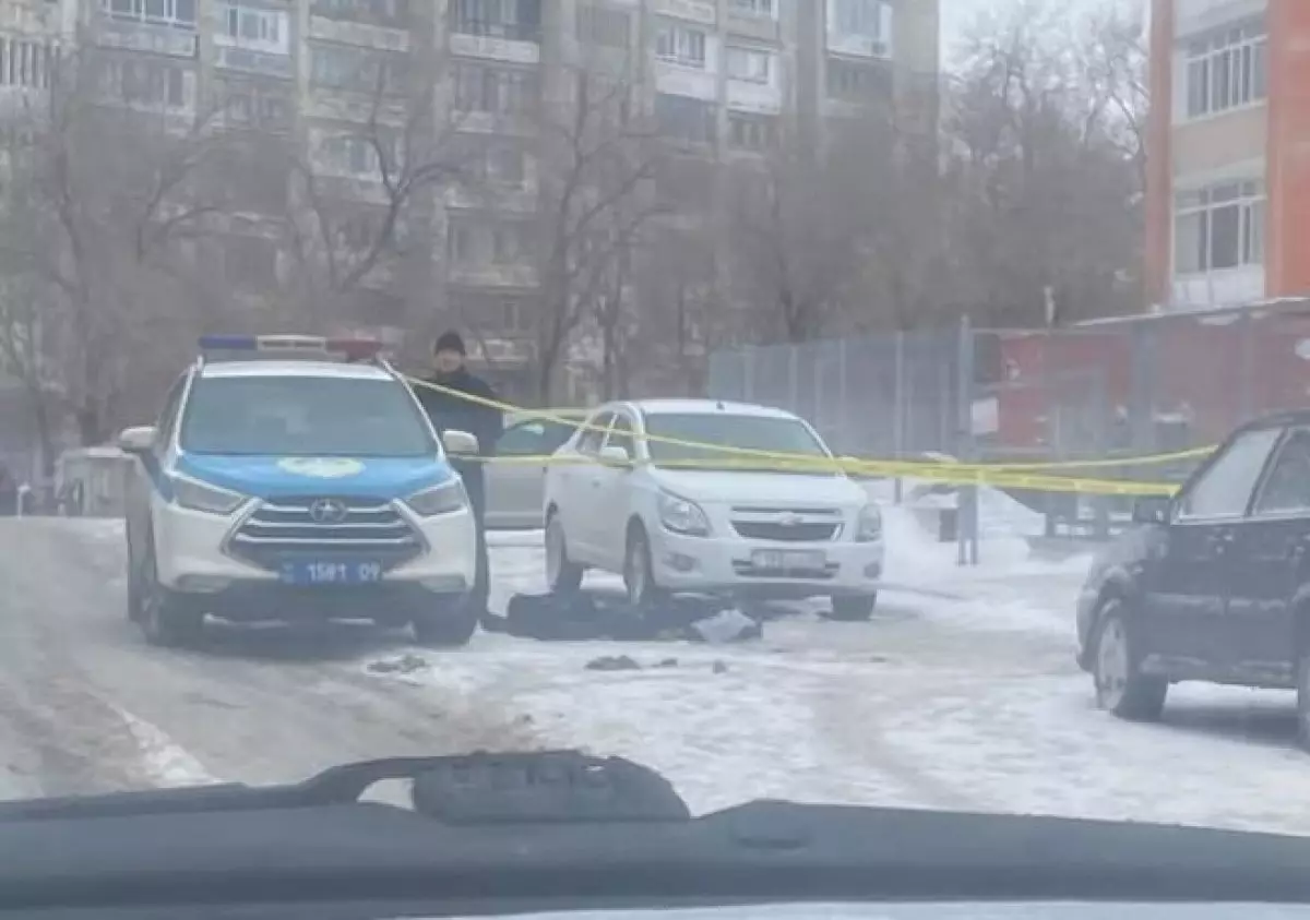 Никто не помог: мужчина скончался на улице в Караганде
