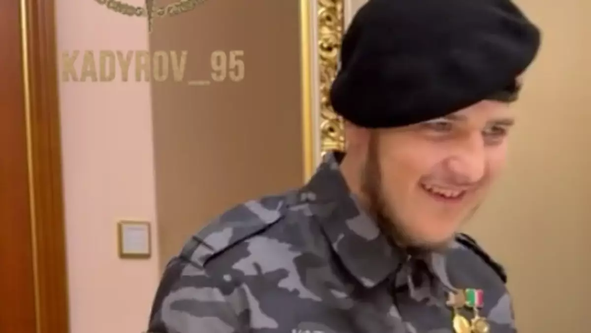 «Қайта тірілген»: Рамзан Қадыров «жол апатына ұшырады» деген ұлымен кешкі ас ішті