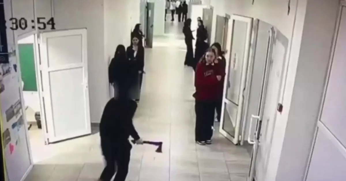  “Балам ауру емес. Сау”: Мектептегі сыныптастарына балтамен шабуыл жасаған баланың анасы жанайқайын жеткізді 