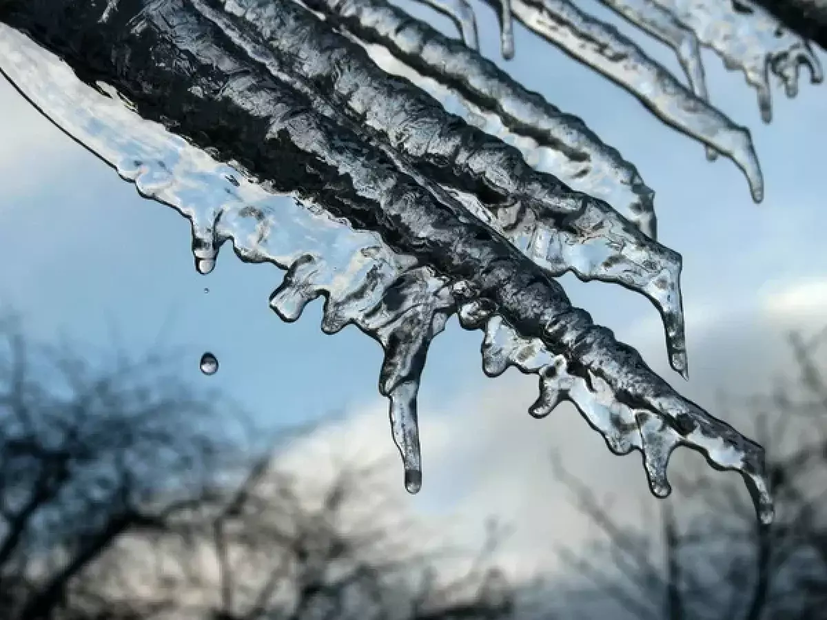 В ВКО на пенсионерку с крыши рухнули пласты льда