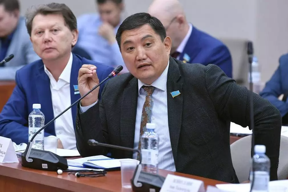 Депутат Базарбеков призвал чиновников отказаться от практики искажения фактов