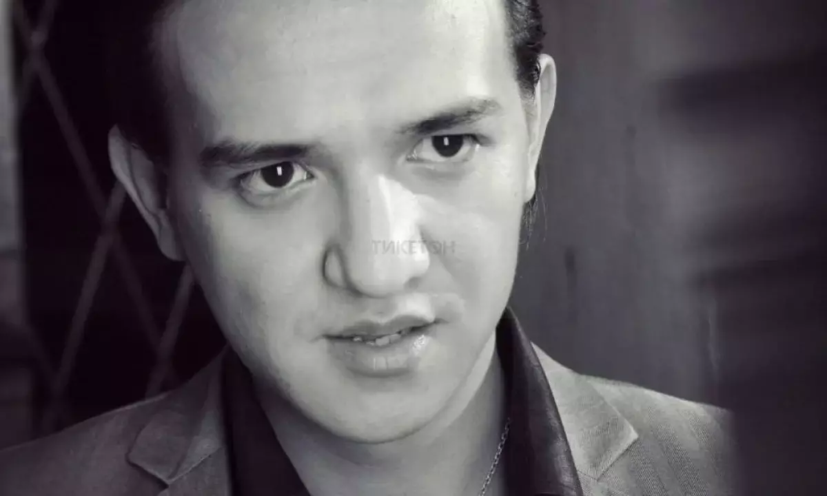 Исполнителя хита «Біздің жігіттер» заметили у наркологии в Алматы