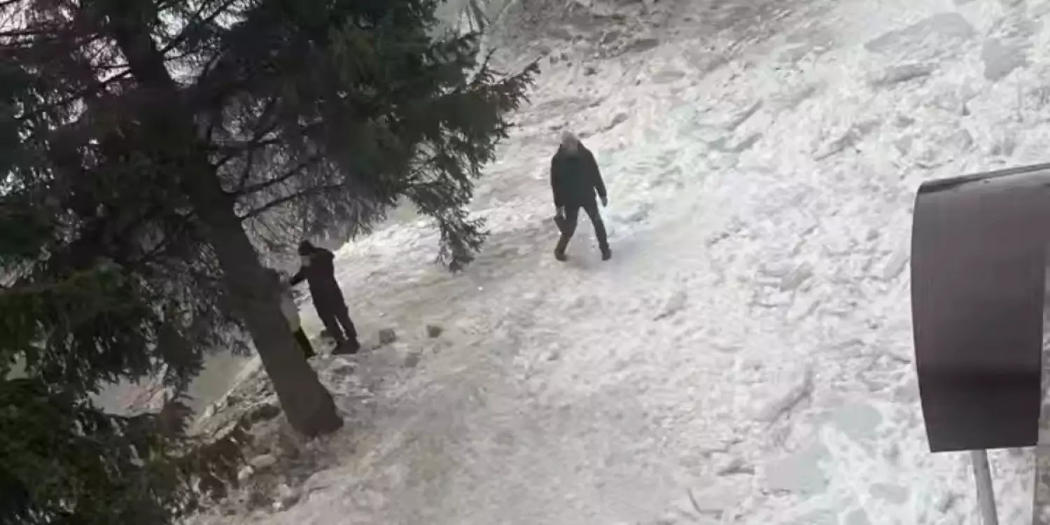 Риддерде үй шатырынан мұз бен қар құлап, 76 жастағы әйел зардап шекті (ВИДЕО)