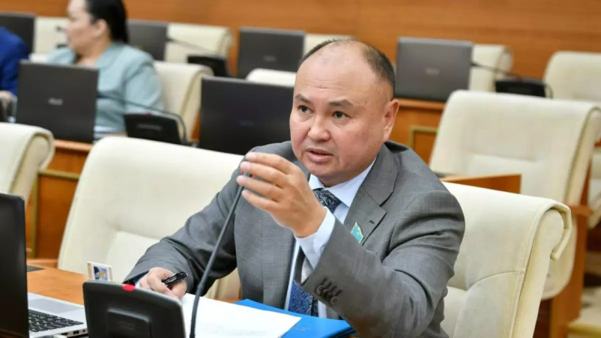 «Кофе ішіп отырғандарды жұмыстан қуу керек»: Депутат QazaqGaz-дың 10 мың қызметкерін қысқартуды ұсынды