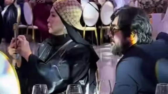 Жас қызға телмірген: Бекболат Тілеуханның әрекетін жұрт сынап тастады 