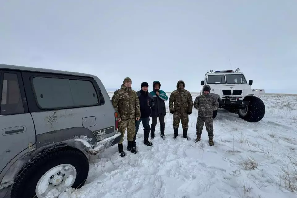 В Казахстане за сутки спасатели вызволили из снежных заносов 87 человек