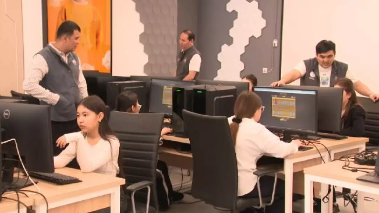 Алматинские школьники сыграли в тоғызқұмалақ с ИИ