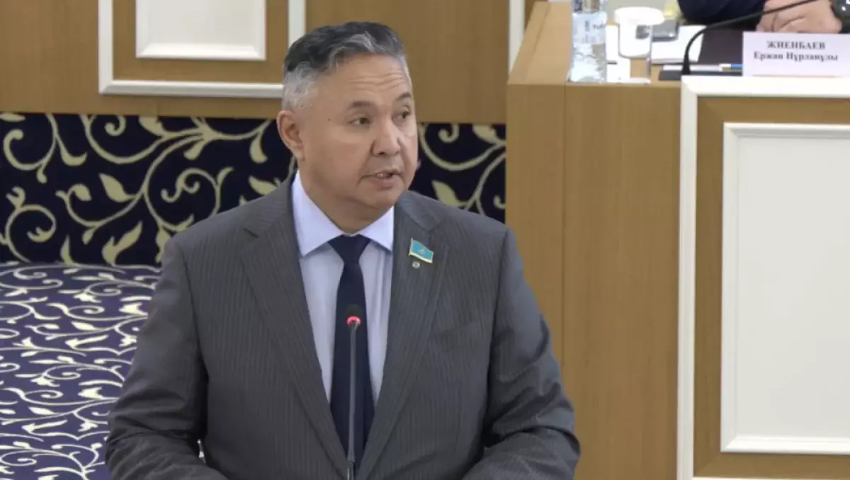 Партия «Ақ жол» поддерживает проект новой Конституции – Азат Перуашев