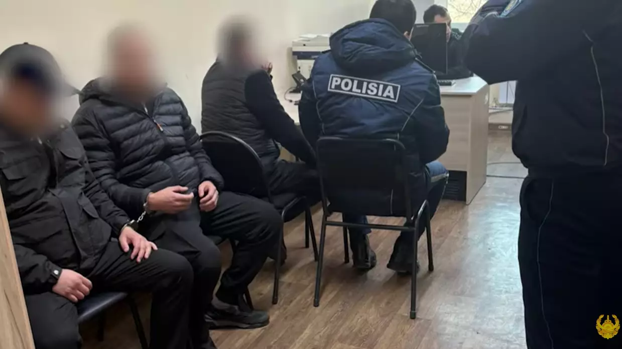  Алматыда адам ұрлап бара жатқан үш ер адам ұсталды (ВИДЕО)