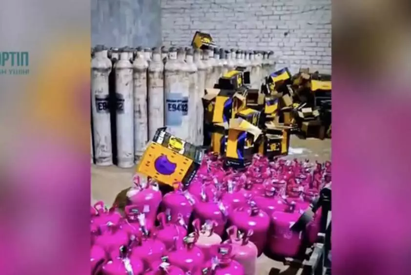 Две цистерны и тысяча баллонов "веселящего газа" изъяли в Актюбинской области