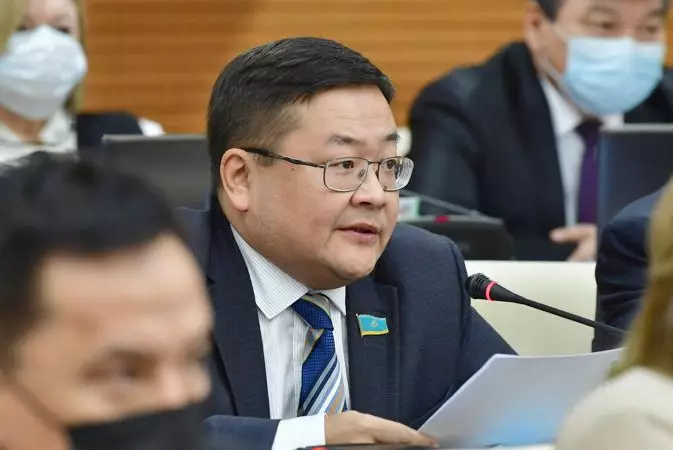 Айдос Сарым: проект новой Конституции готов к общенародному референдуму