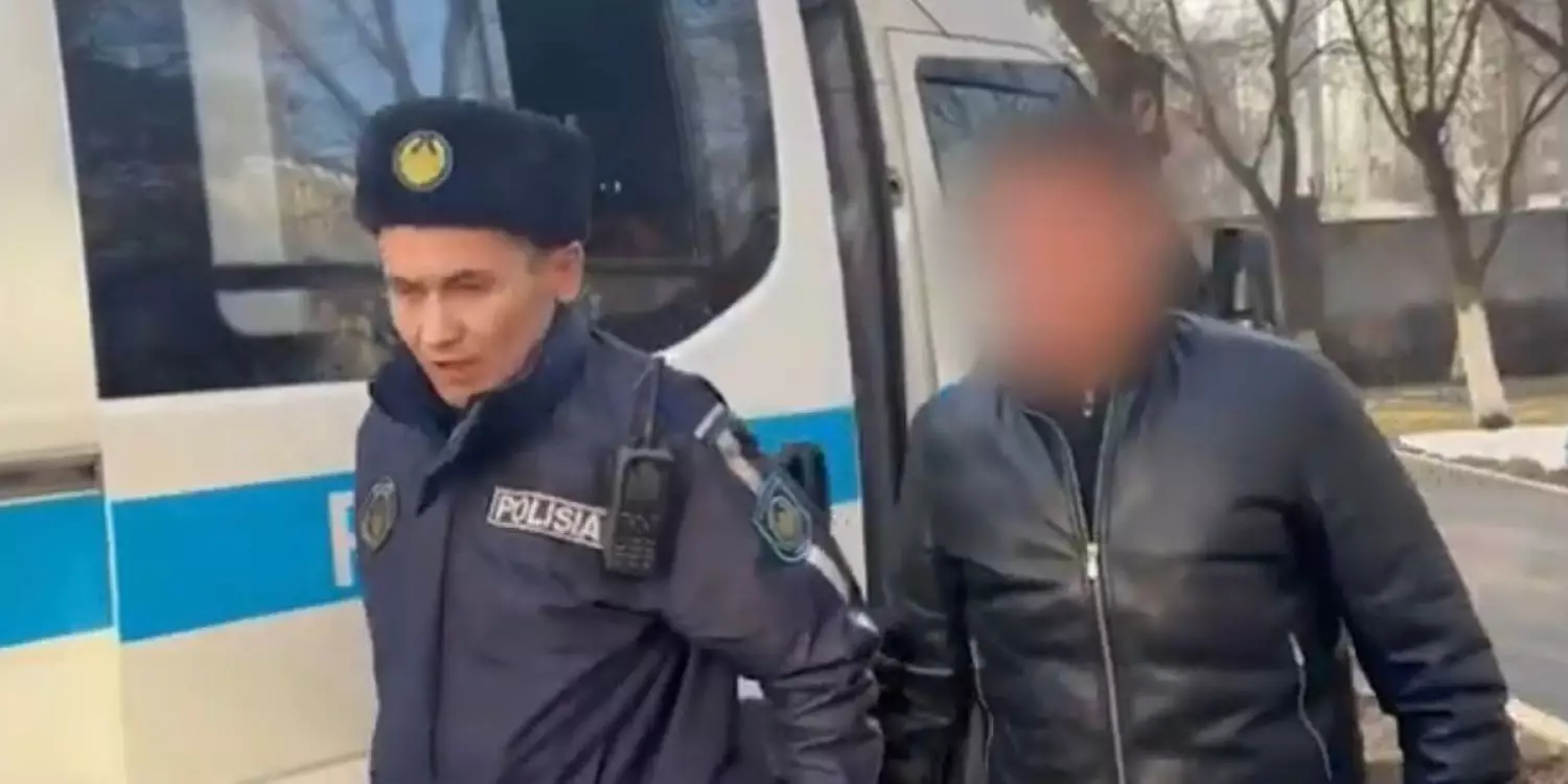 «Өзін полицеймін деп таныстырды»: Алматыда ер адамды ұрлауға барған жалған полицейлер әшкереленді (ВИДЕО)