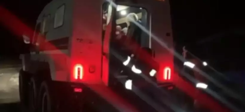 Автомобиль застрял в снежном заносе в области Абай