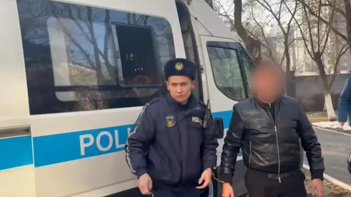 Көлікке күштеп отырғызбақ болды: Қырағы куәгер адам ұрлаудың алдын алды