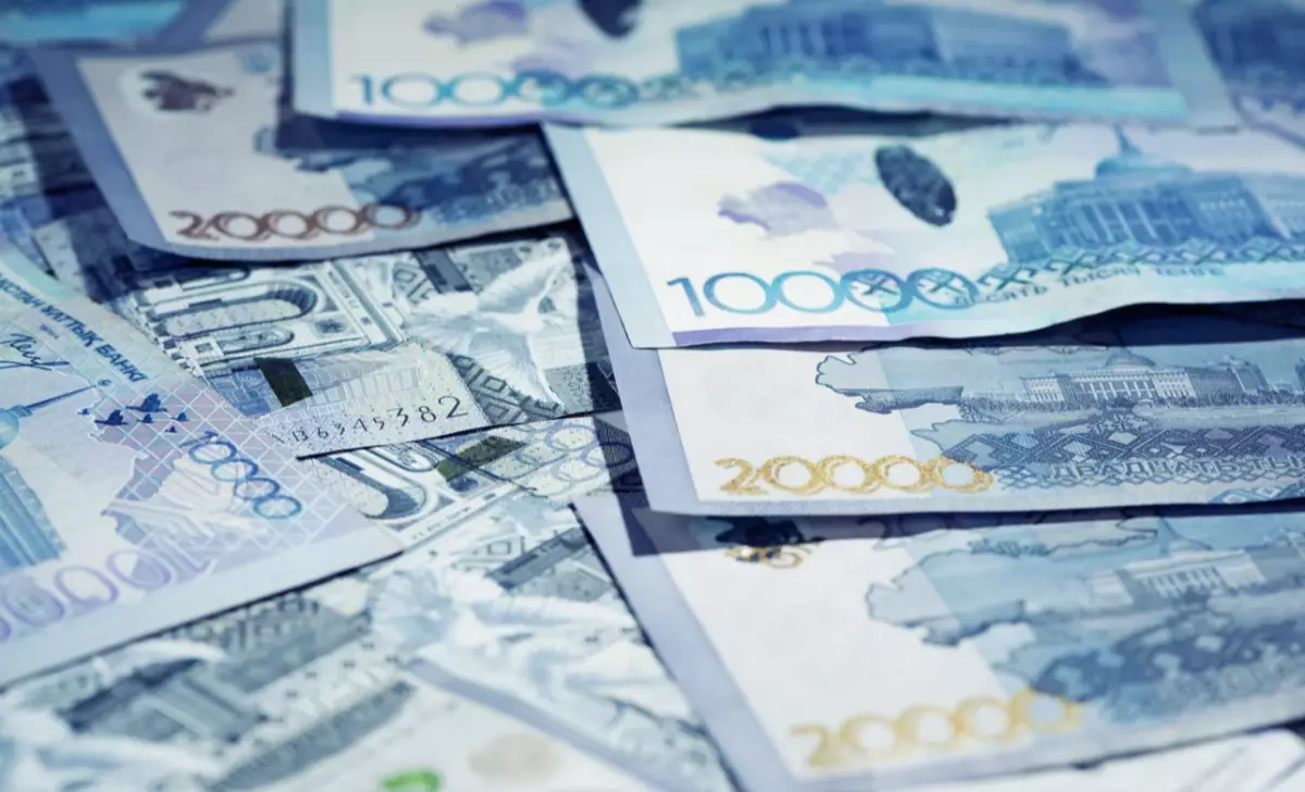 Конституцияда ұлттық валюта 2 тілде де «теңге» деп жазылады