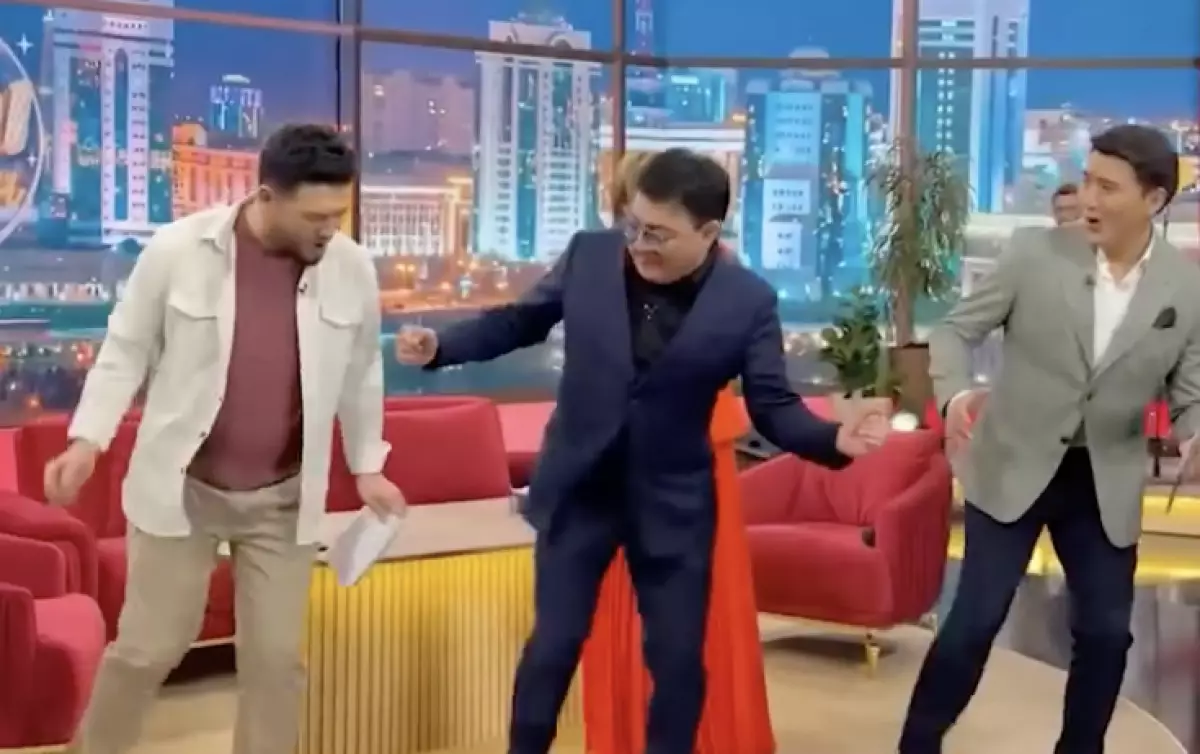 «Өзіне жарасады»: Тоқтар Серіков көпшілікке ерекше қырын көрсетті (ВИДЕО)