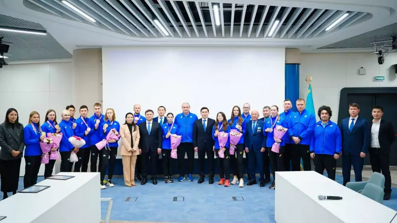 Министр Азия чемпионатында жүлде алған жеңіл атлеттермен кездесті