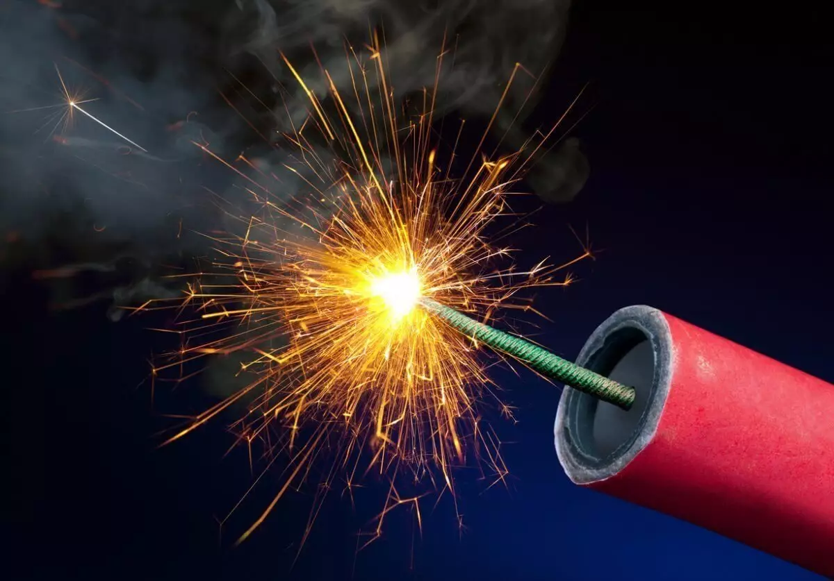 Пятерых парней наказали за ночной фейерверк в Актау (ВИДЕО)