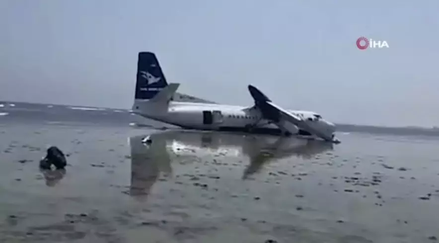 Пассажирский самолет совершил аварийную посадку у побережья Могадишо