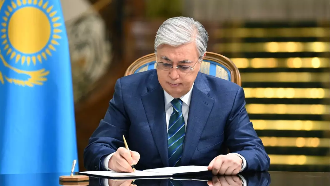 Жаңа Конституция: Президент референдум өткiзу туралы Жарлыққа қол қойды