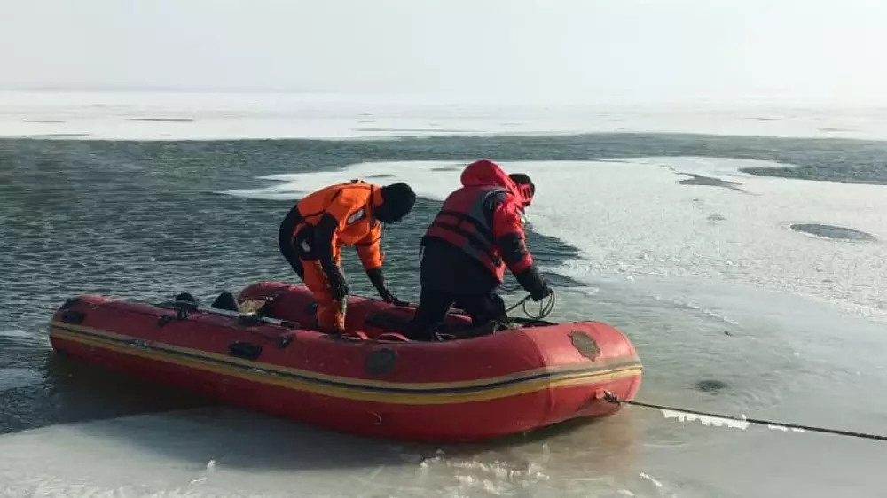 Поехали на рыбалку: автомобиль с супругами ушёл под лёд, женщину не спасли