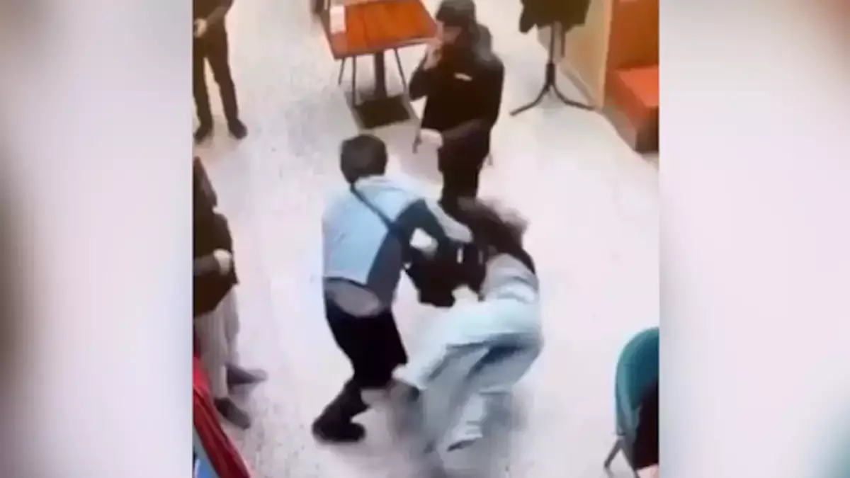 Драка из-за пролитого чая в Актау: перед судом предстали сотрудник кафе и посетительница