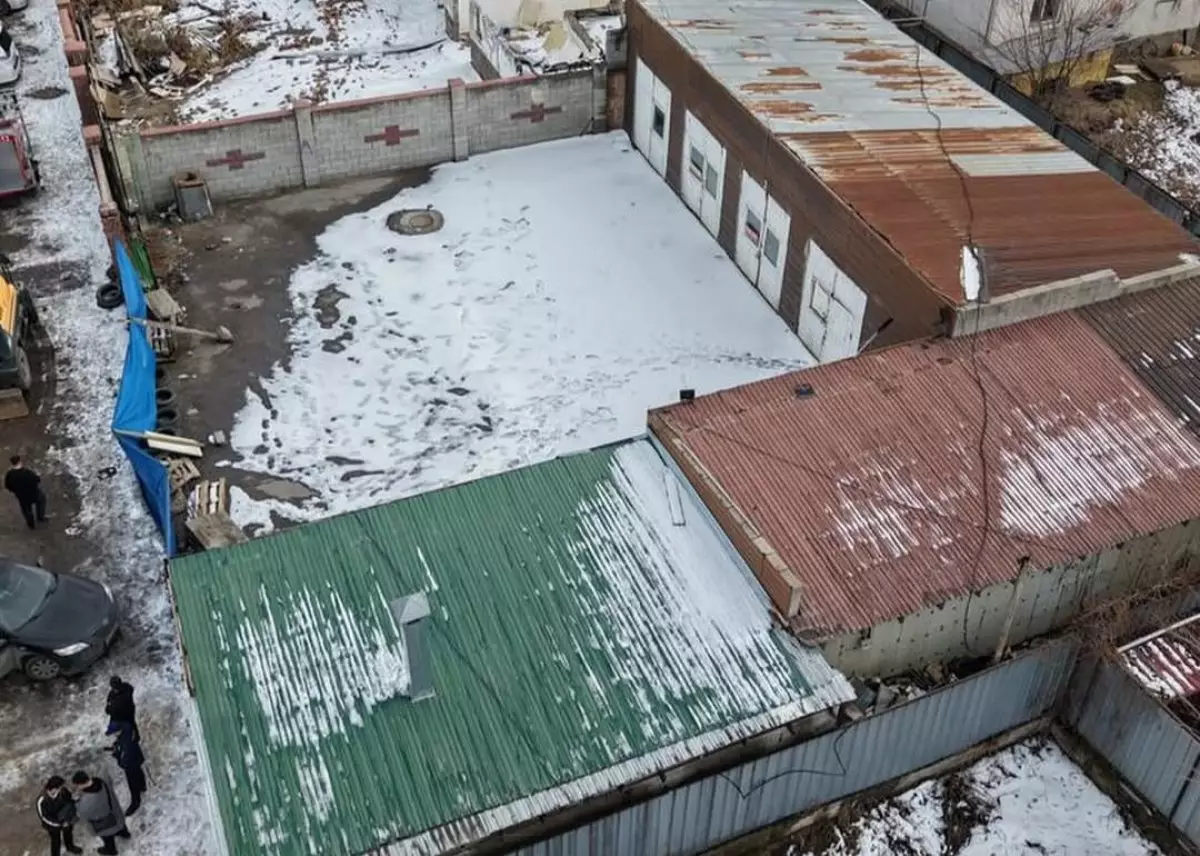 Незаконную автомойку снесли в Алматы (ВИДЕО)