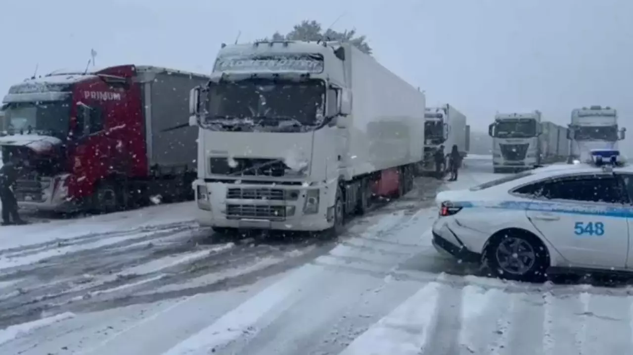 Движение для грузовых машин временно ограничили в Туркестанской области