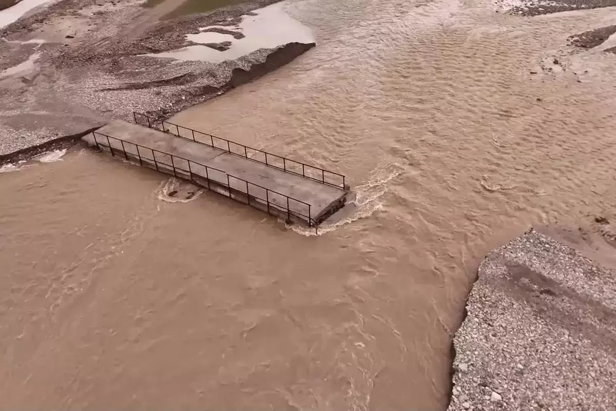 Проверка на прочность: в Туркестанской области из-за ливней разрушился мост