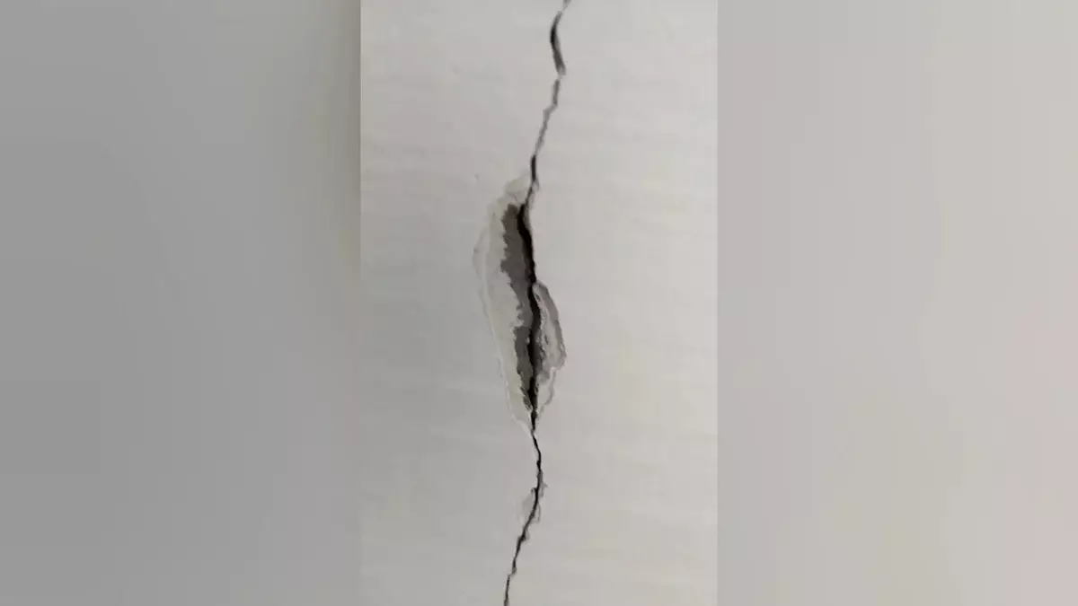 Год после ремонта: в Жанатасе жители многоэтажки жалуются на проблемное жилье