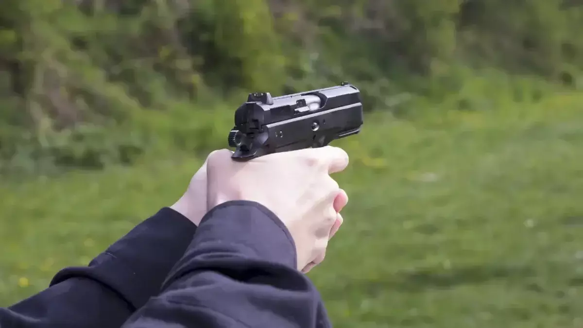 Түнде атылған оқ: Түркістан облысында 18 жастағы жігітті әкесінің көзінше қанға бөктірді