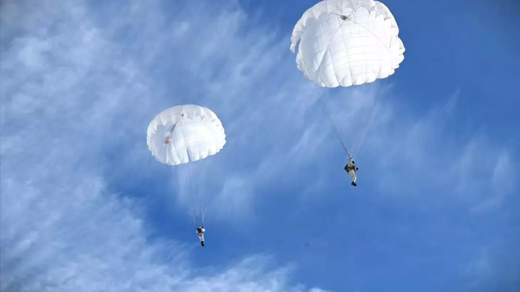 200-ше жуық сарбаз алғаш рет парашютпен секірді