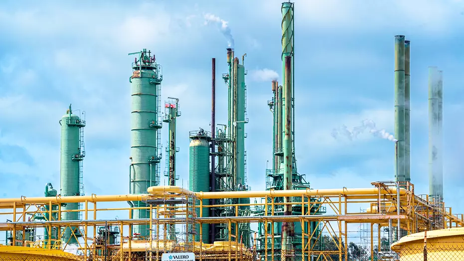 Калифорния действительно на грани кризиса, заявляет сенатор штата на фоне закрытия НПЗ и роста цен на топливо.