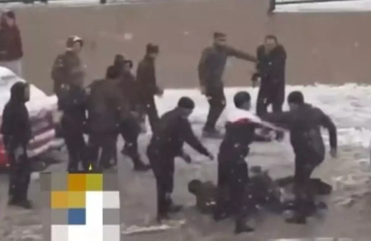 Шымкентте жол бойында жаппай төбелес болды (ВИДЕО)