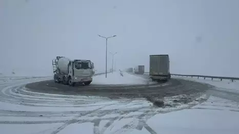 Қыс ызғары күшейді: Жамбылда 500-ге жуық жүк көлігі жолда қалды