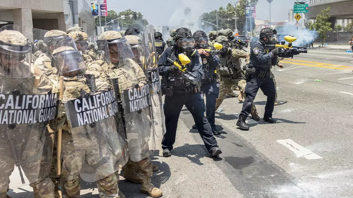 Трамп выполнил обещание о выводе войск, пообещав вернуть их, если преступность в городах демократов усилится.