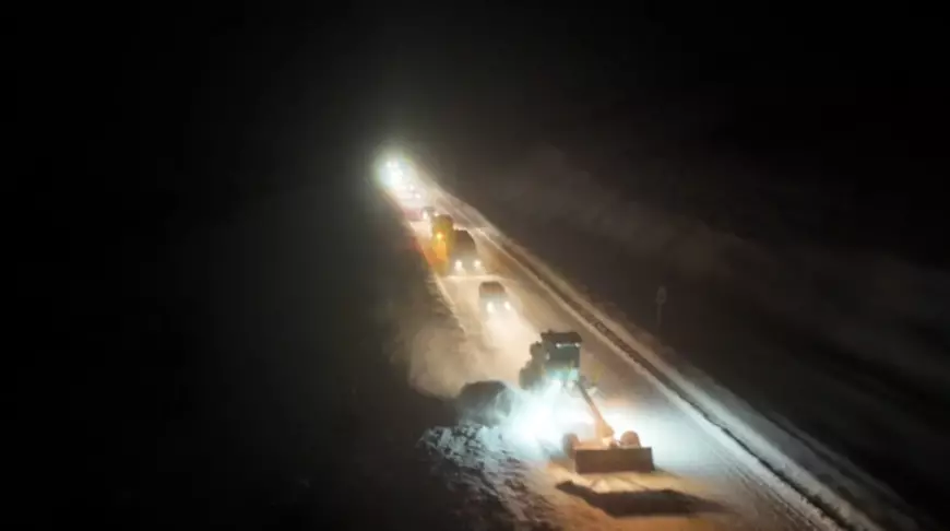 В Казахстане бушует непогода со снежными ловушками, гололедом и метелью.