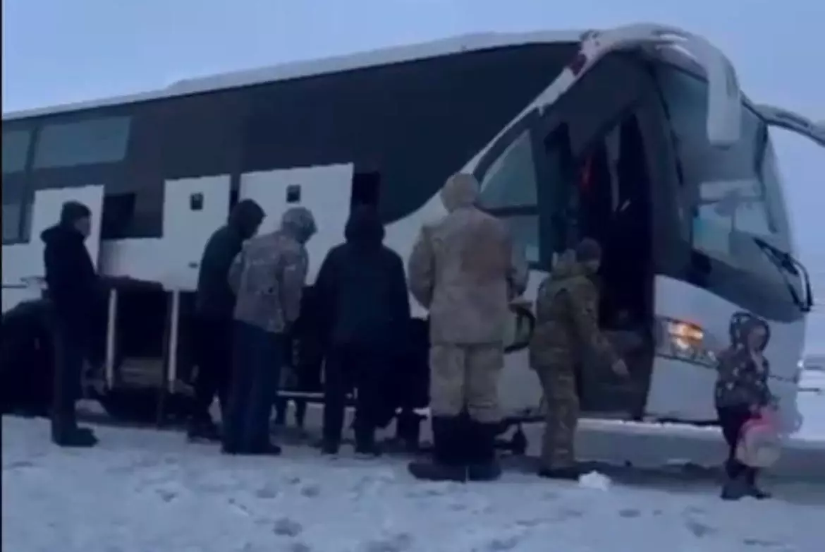 28 человек эвакуировано из неисправного автобуса в области Абай