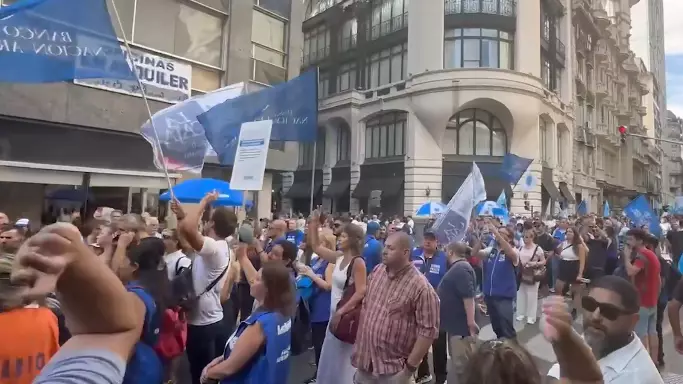 Буэнос-Айресте еңбек реформасына қарсы мыңдаған адам наразылыққа шықты