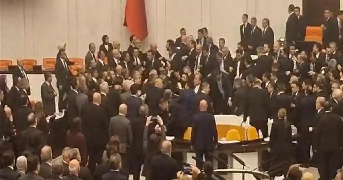  Түркия парламентінде жаңа министрлердің ант беру рәсімі кезінде төбелес болды 