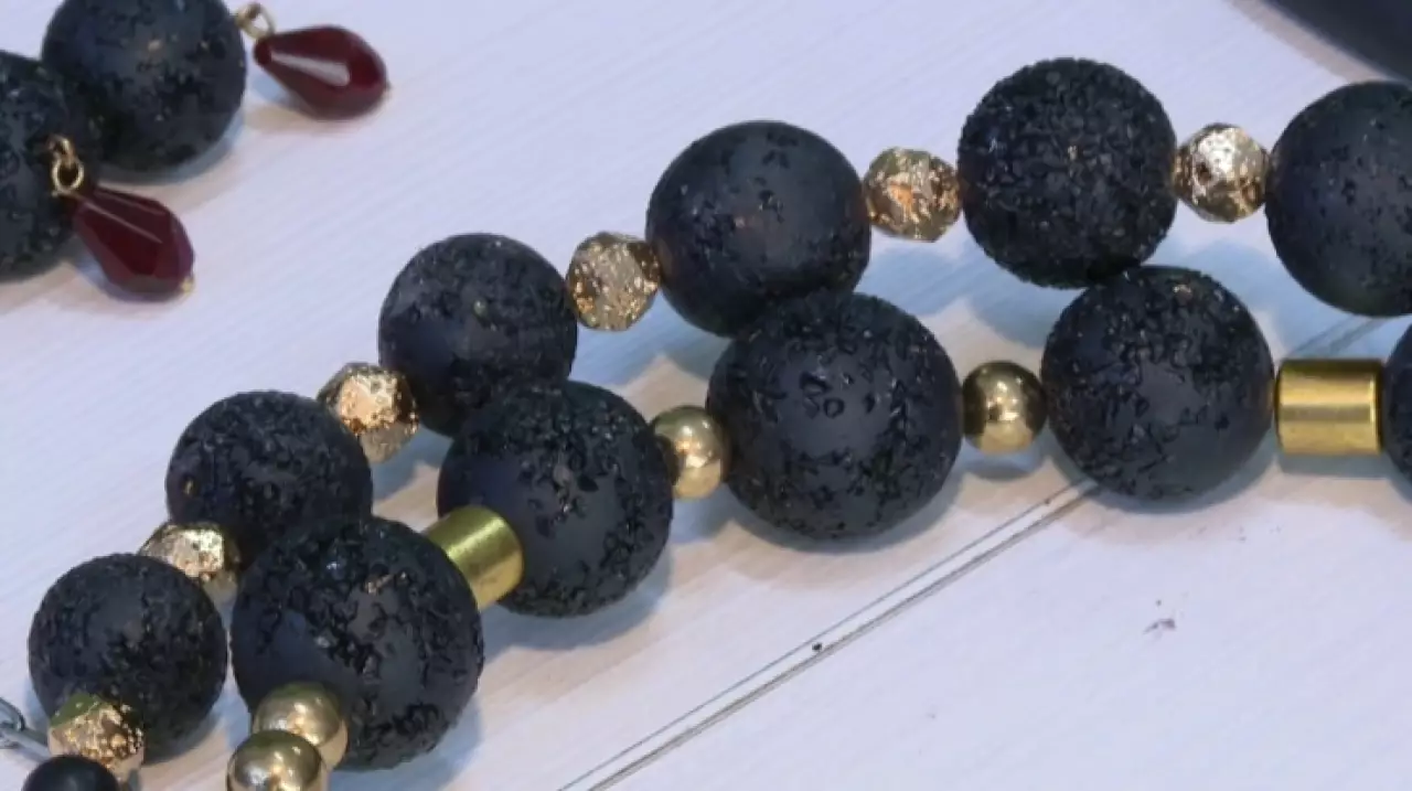 Изящные украшения из угля создает карагандинка